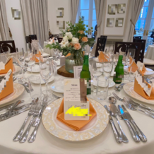 北山迎賓館の画像｜オレンジと白のテーブルがかわいい