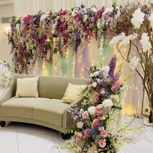 アーセンティア迎賓館　浜松の画像｜新郎新婦が座る椅子周りの装花。
花嫁とのドレス姿が
より華やかになっていました。