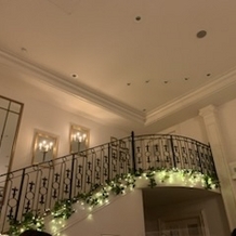 アーセンティア迎賓館　浜松の画像｜新郎新婦が出てくる階段の見せ方がとってもよかったです。