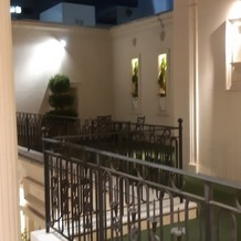 アクアテラス迎賓館 &amp;nbsp;新横浜の画像｜チャペルから出た際見えるガーデンスペース
