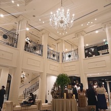 アクアテラス迎賓館 &nbsp;新横浜の画像｜ロビー。２階まで吹き抜けで開放感があります。