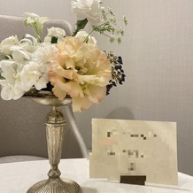 青山迎賓館の画像｜フェアに参加した際のテーブル
実際に使用するお花を添えて