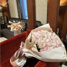 青山迎賓館の画像｜披露宴時ブーケ、新郎サプライズ花束