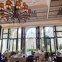 アーフェリーク迎賓館　岐阜の画像｜披露宴会場内にはシャンデリアがあり、柱に鏡が使用されている