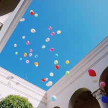 アーフェリーク迎賓館 大阪の画像｜風船をプールに投げ入れると
空に向かって飛んで行きました！
