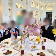 アーヴェリール迎賓館　高松の画像｜テーブルラウンドはフォトプロップスを持ってもらいました。