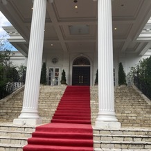 ガーデンヒルズ迎賓館　大宮の画像｜挙式前のレッドカーペット