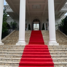 ガーデンヒルズ迎賓館　大宮の画像｜大階段立派でした。レッドカーペットは派手かなと思っていましたが、別の色に変更も相談できるそうです！