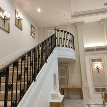 ガーデンヒルズ迎賓館　大宮の画像｜中に階段があり、お色直しなど再入場のときに良さそうと思った。