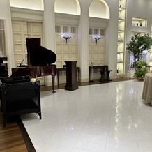 アクアガーデン迎賓館　岡崎の画像｜部屋の隅にはグランドピアノがあり、生演奏をしてもらったり、自分たちやゲストが弾くこともできる