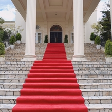 アーククラブ迎賓館　福山の画像｜挙式会場の外の大階段