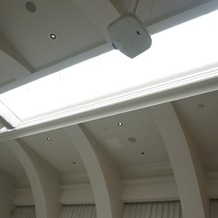 アーククラブ迎賓館　福山の画像｜天井から自然光
カーテンで開閉