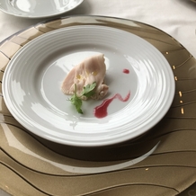 ＨＯＴＥＬ ＳＥＴＲＥ（ホテル セトレ）の画像｜国産鶏の低温料理　ビーツのソース