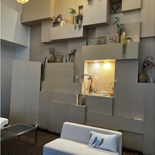 ＨＯＴＥＬ ＳＥＴＲＥ（ホテル セトレ）の画像｜挙式会場待合スペースの壁は芸術的に施されています。