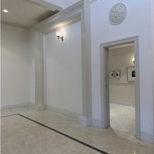 ＡＱＵＡ　ＧＡＲＤＥＮ　ＴＥＲＲＡＣＥ（アクアガーデンテラス）の画像｜この奥に親族の控室があります。
新郎、新婦、別々で家族の控室があり、広さも十分あります。