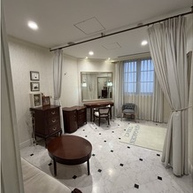 ニーズ大阪本町 by T&amp;amp;G WEDDING　（旧 アクアガーデンテラス 大阪）の画像｜新郎新婦の控室です。新郎にドレスを見せないためにカーテンで仕切ることもできます。