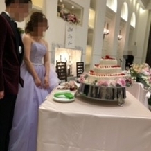 ベイサイド迎賓館　松山の画像｜新婦のカラードレスとケーキ