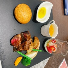 ベイサイド迎賓館　松山の画像｜フェアで頂いた前菜、ポタージュ、パン、和牛ヒレステーキです。