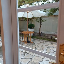 ベイサイド迎賓館　松山の画像｜待合ロビーから、庭に出て開始まで待つことができる