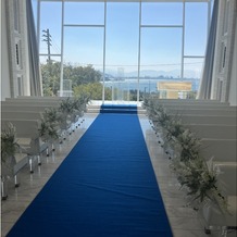 ベイサイド迎賓館　松山の画像｜白を基調とした挙式会場。天気が良ければ海が一望できます。