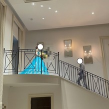 アクアテラス迎賓館　大津の画像｜お色直し登場は階段演出にしました。階段下から新郎に迎えにきてもらうので、お姫様になった気分になります