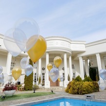 ガーデンヒルズ迎賓館　松本の画像｜ホワイトハウスの入り口　プールにバルーンを浮かべたくてお願いした透明感のある風船