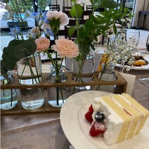 ガーデンヒルズ迎賓館　松本の画像｜卓上の装花とケーキ
