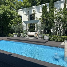 ガーデンヒルズ迎賓館　松本の画像｜ウッドデッキで落ち着いた雰囲気がある庭とプール
