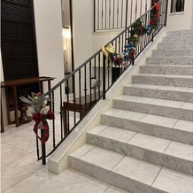 茅ヶ崎迎賓館の画像｜ウェルカムスペースから挙式場へ続く階段