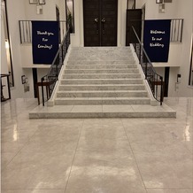 茅ヶ崎迎賓館の画像｜エントランスから挙式会場への階段