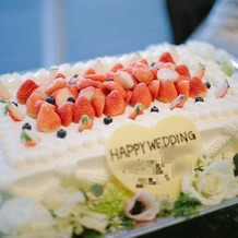 ベイサイド迎賓館　和歌山の画像｜スクエア型のウェディングケーキ
