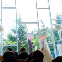 ヒルサイドクラブ迎賓館　札幌の画像｜前面がガラス張りで木々や太陽の光が入り込む素敵な挙式会場