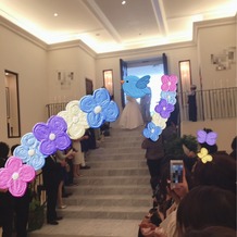 ヒルサイドクラブ迎賓館　札幌の画像｜挙式後階段にてフラワーシャワー