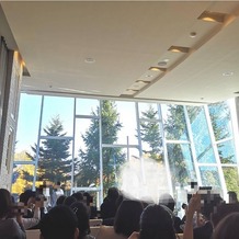ヒルサイドクラブ迎賓館　札幌の画像｜前方全体が窓の挙式会場
