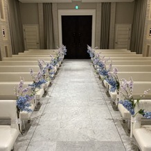 ヒルサイドクラブ迎賓館　札幌の画像｜挙式会場の参列者席
花がよく見えるカット