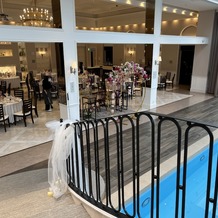 ヒルサイドクラブ迎賓館　札幌の画像｜プール横の階段から披露宴会場に向かう階段からの写真です。