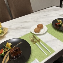 アーセンティア迎賓館　静岡の画像｜試食会のワンプレートです。いただいた花束を添えて