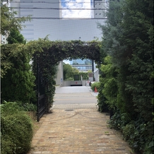PARK SIDE HOUSE OSAKA（パークサイドハウス大阪）の画像｜中から見たエントランスの景色。