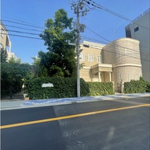 PARK SIDE HOUSE OSAKA（パークサイドハウス大阪）の画像｜左の門チャペル、右の建物披露宴会場　アイリス