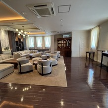 PARK SIDE HOUSE OSAKA（パークサイドハウス大阪）の画像｜披露宴会場ウィズリーの待合室（ゲスト）。親族の待合室は別にある。