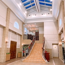 アニバーサリークラブ　フラワーガーデンの画像｜2階にお色直しの部屋があり、階段でフラワーシャワーも可能