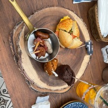 アニバーサリークラブ　フラワーガーデンの画像｜ウェルカムスペースで飲み物と共に提供される軽食
（グランピングイメージ）
