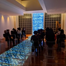 ＪＵＲＥＲ（ジュレ）の画像｜バージンロードのガラスの下が青いバラで素敵でした。