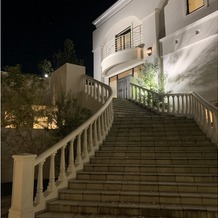 ＡＩＬＥ ｄ’ＡＮＧＥ garden（エルダンジュ　ガーデン）の画像｜階段でブーケトスができます。
ドレスも映えるので階段はおすすめです。