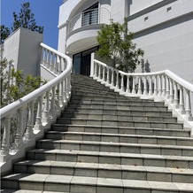 ＡＩＬＥ ｄ’ＡＮＧＥ garden（エルダンジュ　ガーデン）の画像｜挙式会場出たところの大階段