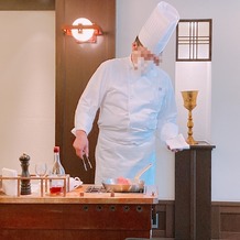 ホテル　メルパルク東京の画像｜新郎新婦の席の横で実際に料理してくれるの！いい香りが漂ってお腹空いちゃう！