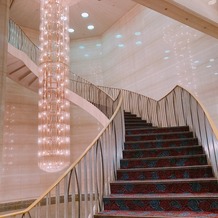 ホテル　メルパルク東京の画像｜螺旋階段とシャンデリア！シャンデリアの明かりは女性の肌に優しいの！周りも本物の大理石なんだって！