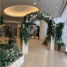 ホテル メルパルク大阪の画像|チャペルにつながる廊下です。
ゲートが可愛くて下見の時にも写真を撮ってテンション上がりました!