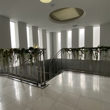 ホテル メルパルク大阪の画像｜控室から挙式会場に向かうための階段。見学日は雨でしたが、天気がいいと太陽光が差し込んで素敵です。