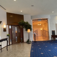ホテル メルパルク大阪の画像｜左側がナチュラル系の会場、右側がシンプルな会場です。右側の会場のみゲートがあります。